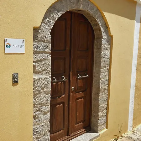 Margo Traditional House